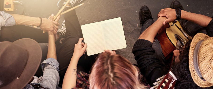 modelfoto af unge der spiller musik